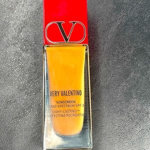 Very Valentino 24 Hour Longwear Liquid Foundation